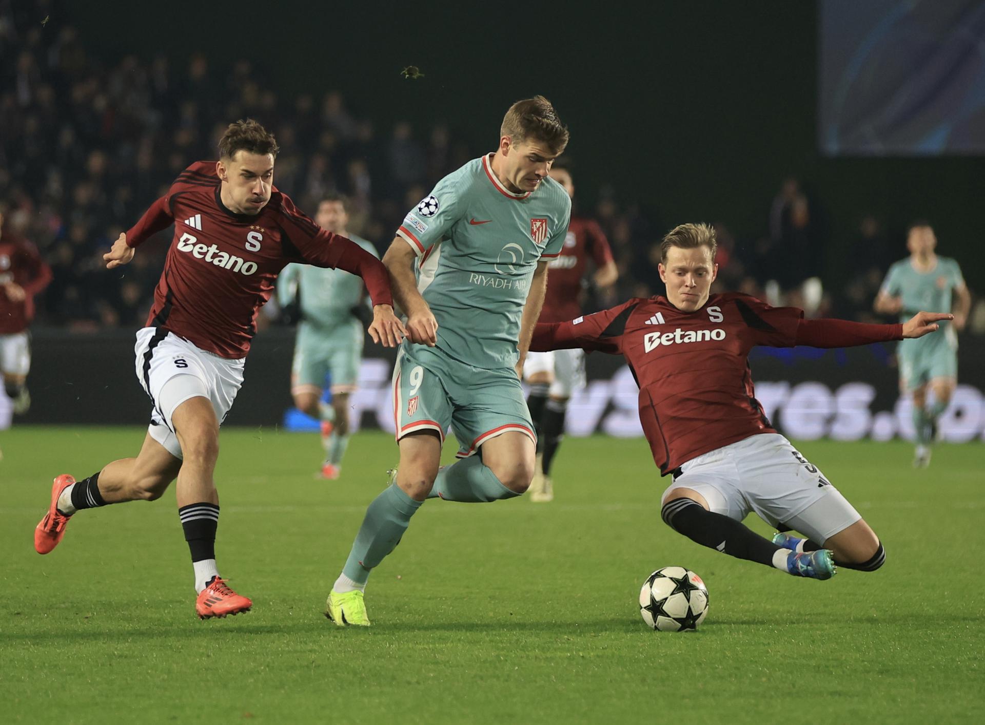 Los jugadores del Sparta Matej Rynes (I) y Mathias Ross (R) tratan de frenar a Alexander Sorloth durante el partido de la UEFA Champions League que ha jugado Sprta de Praga y Atlético de Madrid en Praga, República Checa. EFE/EPA/MARTIN DIVISEK 