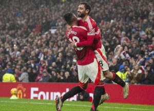 Los jugadores del United Bruno Fernandes y Casemiro (i) celebran el segundo gol de su equipo durante el partido de la Premier League que han jugado Manchester United y Leicester City, en Manchester, Reino Unido. EFE/EPA/PETER POWELL