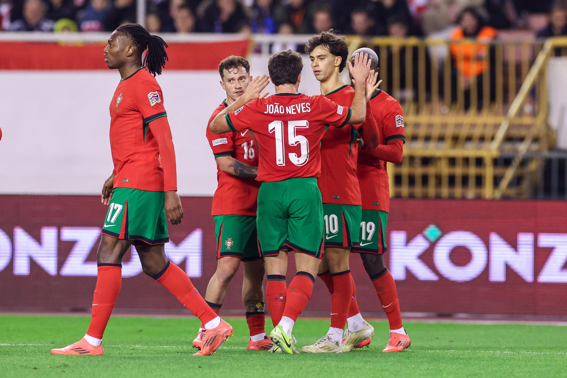 El jugador de Portugal Joao Felix (2d) celebra su gol durante el partido de la UEFA Nations League soccer que han jugado en el Polyud Stadium, en Split, Croacia EFE/EPA/PAULO NOVAIS