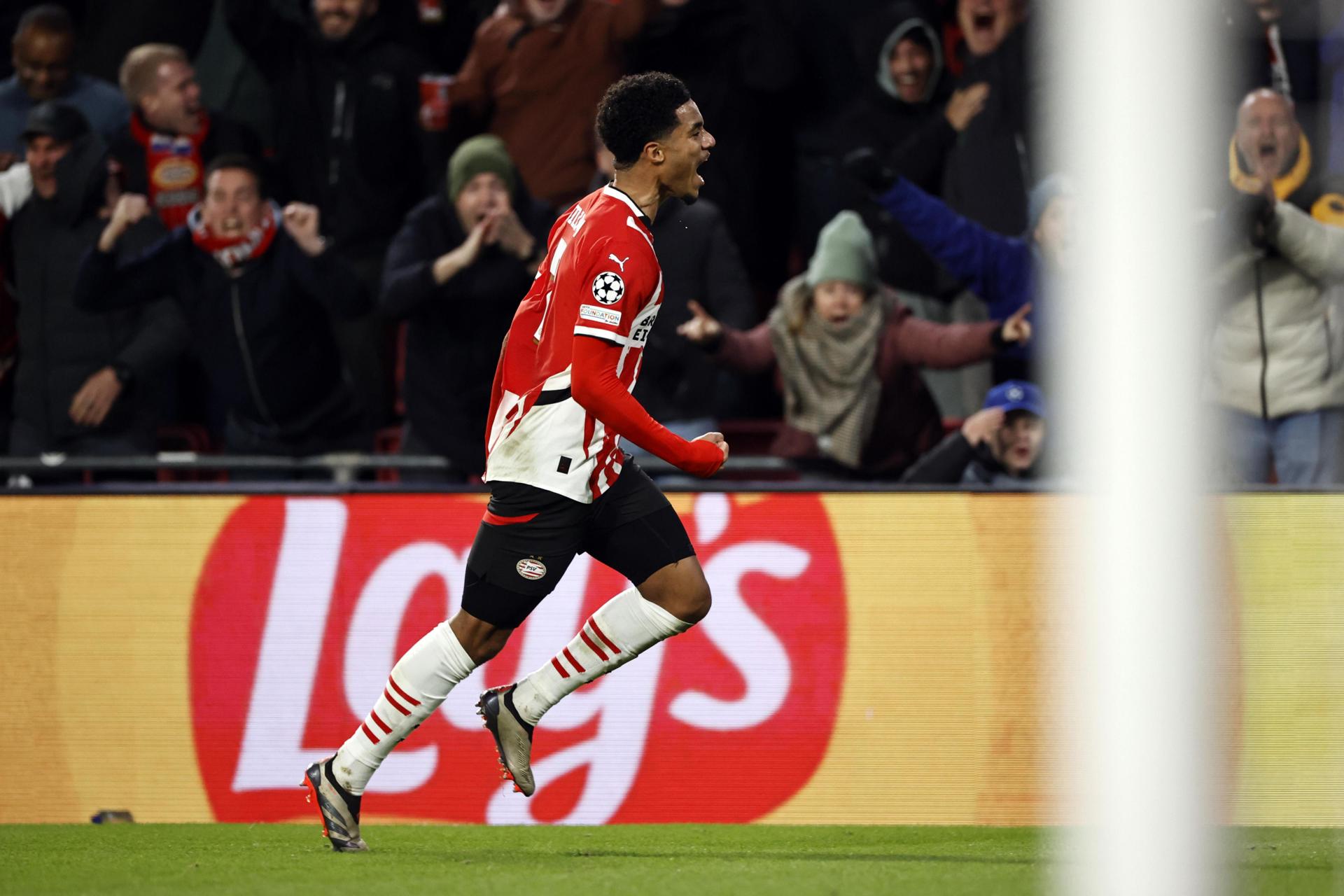 El jugador del PSV Malik Tillman odurante el partido de la UEFA Champions league que han jugado PSV Eindhoven y Shakhtar Donetsk en el Phillips Stadium en Eindhoven, Países Bajos.EFE/EPA/MAURICE VAN STEEN 