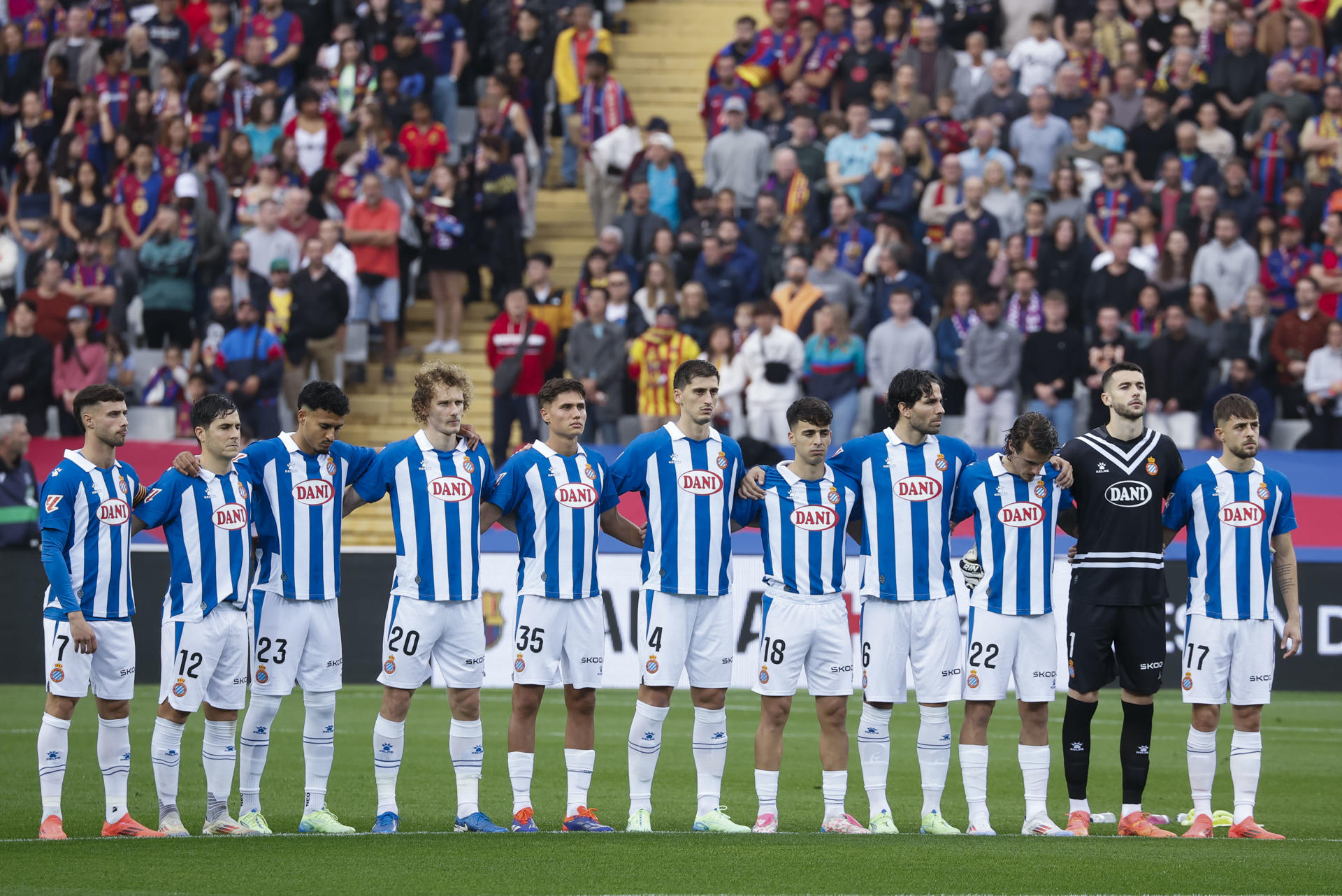 Los jugadores del Espanyol guardan un minuto de silencio por las víctimas de la DANA antes del partido de LaLiga que enfrenta al FC Barcelona contra el Espanyol este domingo en el Camp Nou en Barcelona. EFE/ Andreu Dalmau