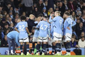 El jugador del Manchester City Pep Guardiola habla con sus futbolistas durante el partido de la Premier League que han jugado Manchester City y Tottenham Hotspur en Manchester, Reino Unido. EFE/EPA/ADAM VAUGHAN