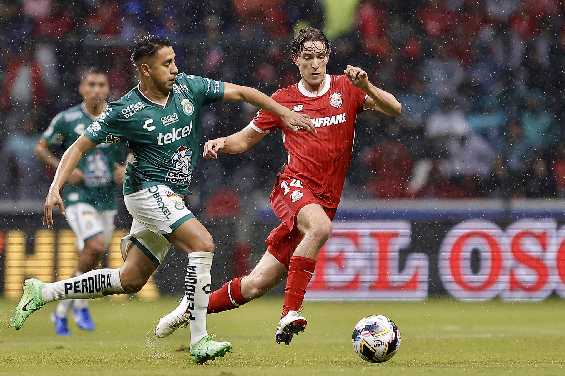 José Ramírez (i) del León disputa el balón con Marcel Ruiz de Toluca en un partido por la jornada 15 del torneo Apertura 2024 de la Liga MX. EFE/ Alex Cruz 