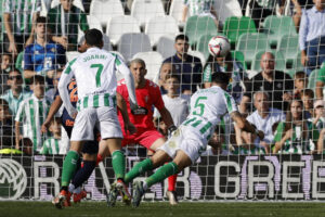 El defensa del Betis Marc Bartra (d) consigue el segundo gol de su equipo ante el Celta durante el partido de LaLiga disputado este domingo en el Benito Villamarín de Sevilla. EFE/ Julio Muñoz