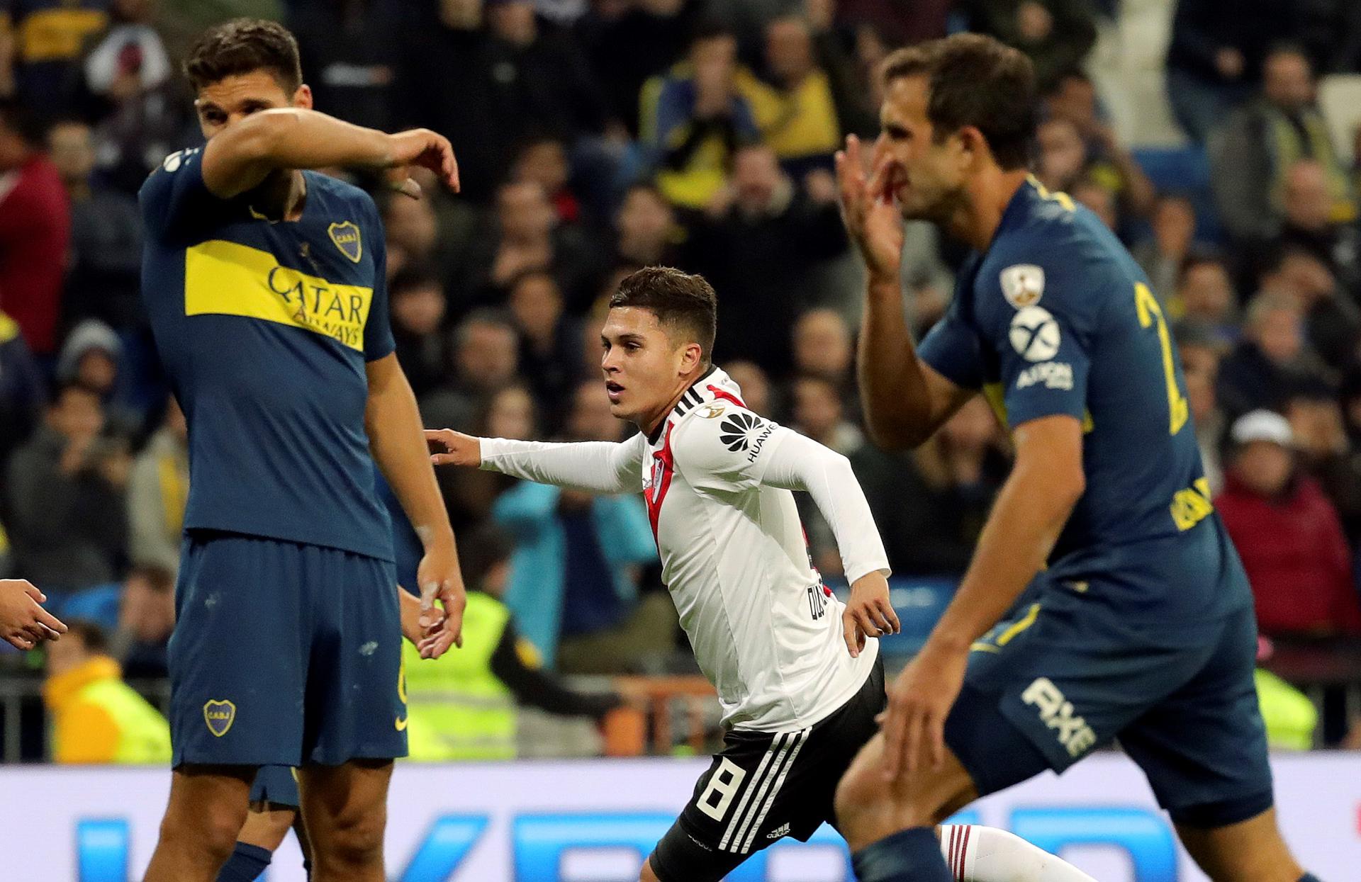 El centrocampista colombiano Juan Fernando Quintero (c) celebra el 9 de diciembre de 2018 el gol marcado a Boca Juniors durante el partido de vuelta de la final de la Copa Libertadores que River Plate ganó por 3-1 en el estadio Santiago Bernabeu de Madrid. EFE/JuanJo Martin 