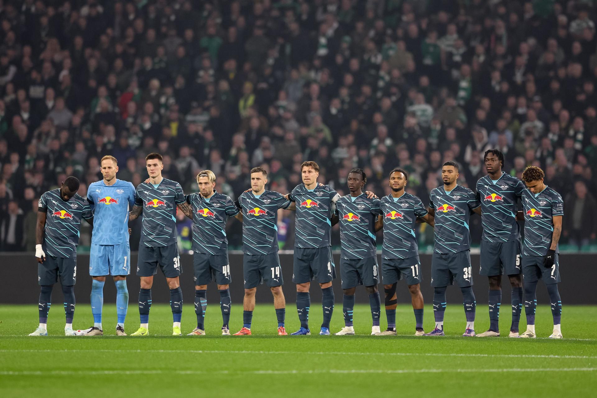 Los jugadores del Leipzig, durante el minuto de silencio por las víctimas de la inundaciones en España. EFE/EPA/ROBERT PERRY 