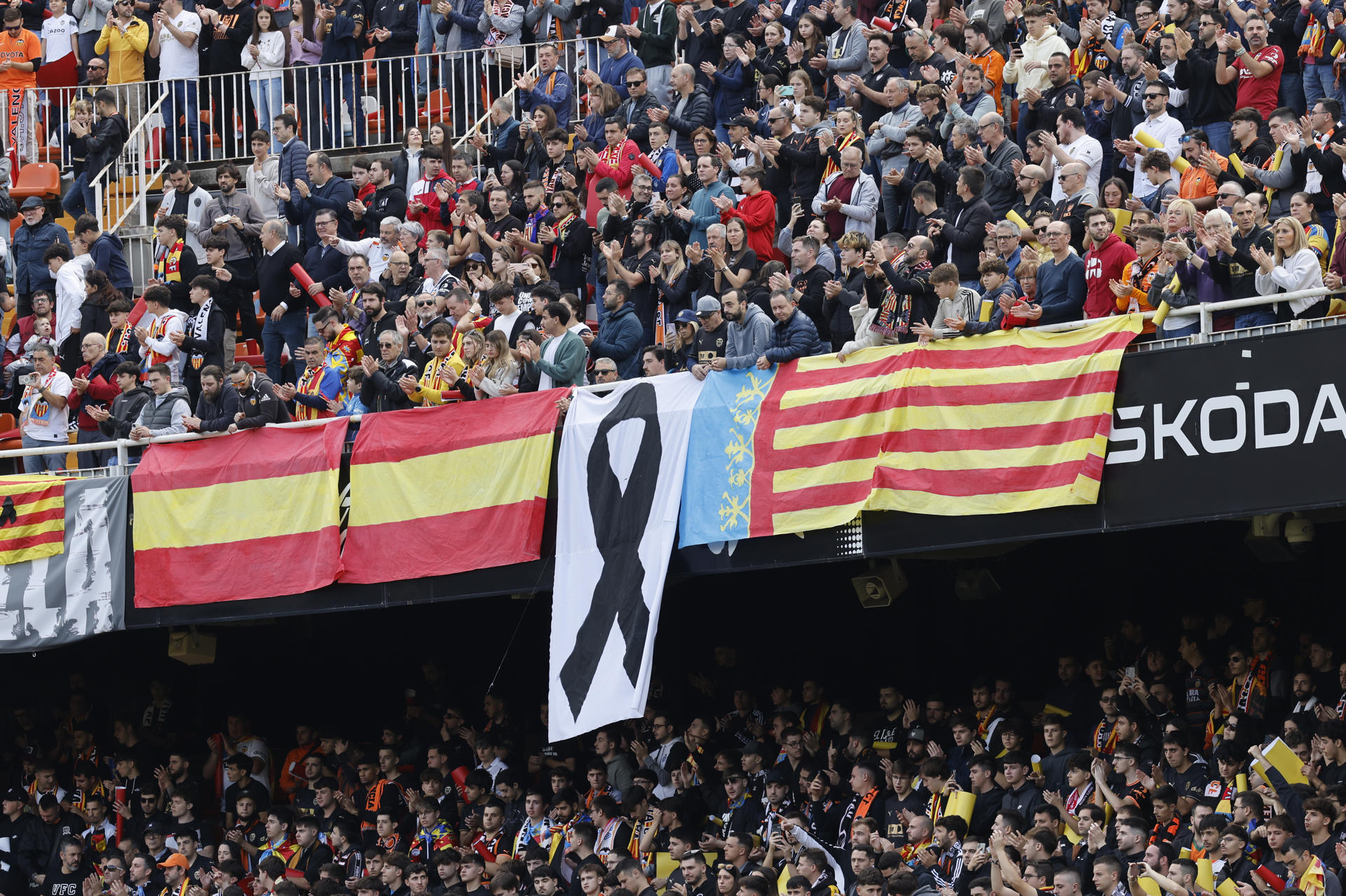 Minuto de silencio por las víctimas de la dana antes del partido de la jornada 14 de Liga que disputan el Valencia CF y el Real Betis este sábado en el estadio de Mestalla. EFE/Ana Escobar 