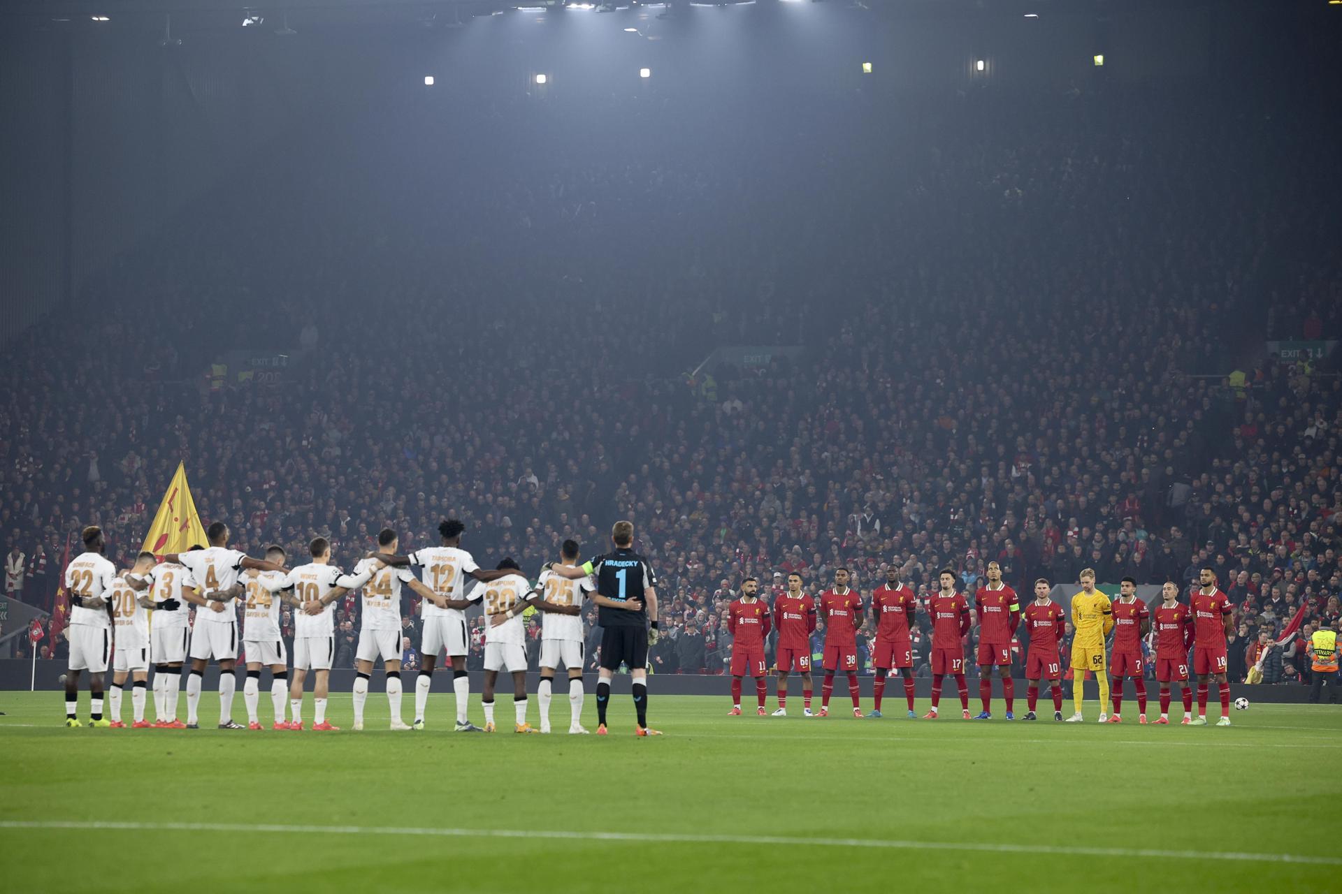 Un minuto de silencio por Valencia antes del partido de la UEFA Champions League league que han jugado Liverpool FC y Bayer 04 Leverkusen, en Liverpool, Reino Unido. EFE/EPA/ADAM VAUGHAN 
