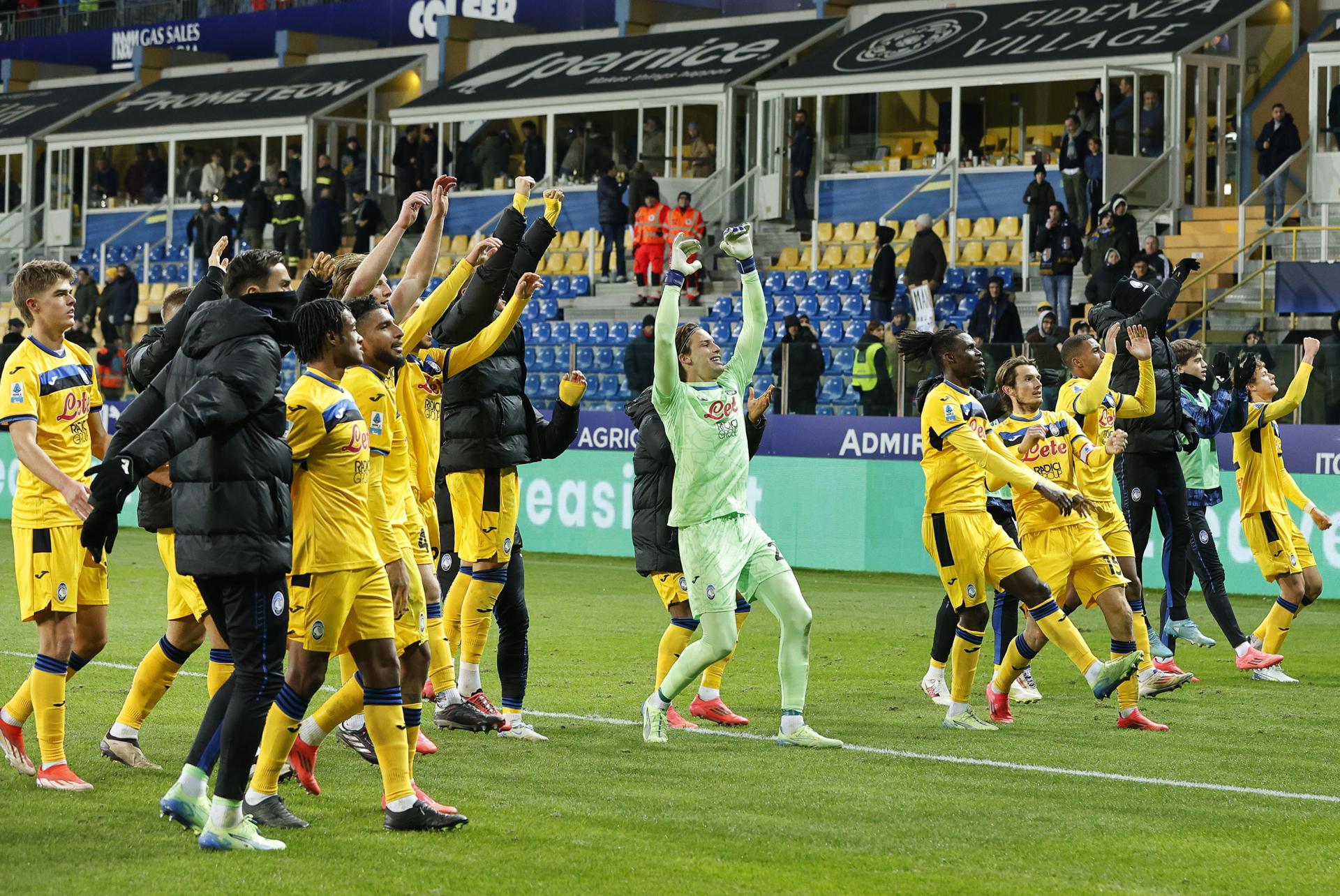 Los jugadores del Atalanta celebran su victoria en Parma. EFE/EPA/SERENA CAMPANINI 