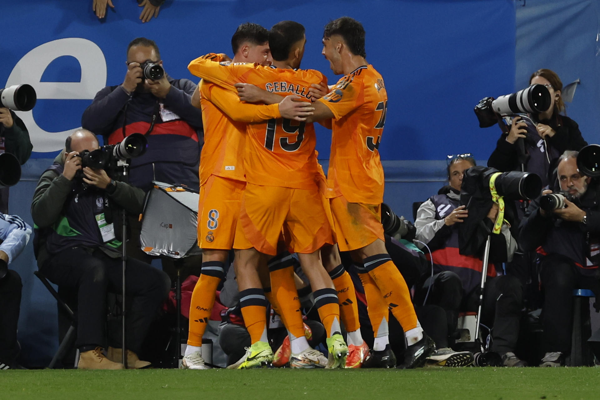 Los jugadores del Real Madrid celebran el segundo gol del equipo madridista durante el encuentro correspondiente a la jornada 14 de Laliga EA Sports que disputaron Leganés y Real Madrid en el estadio de Butarque, en Leganés. EFE / J.J Guillen. 