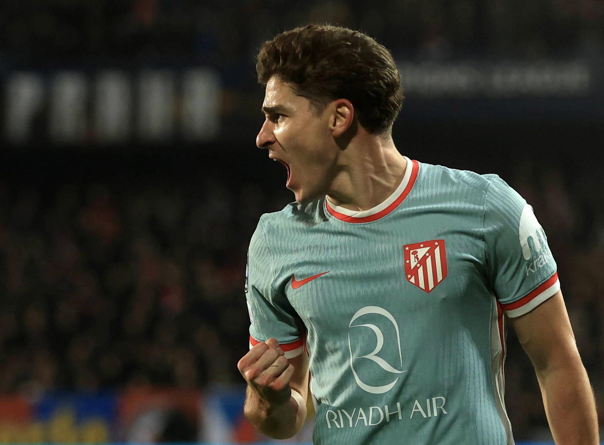 La doble pegada del argentino Julián Alvarez