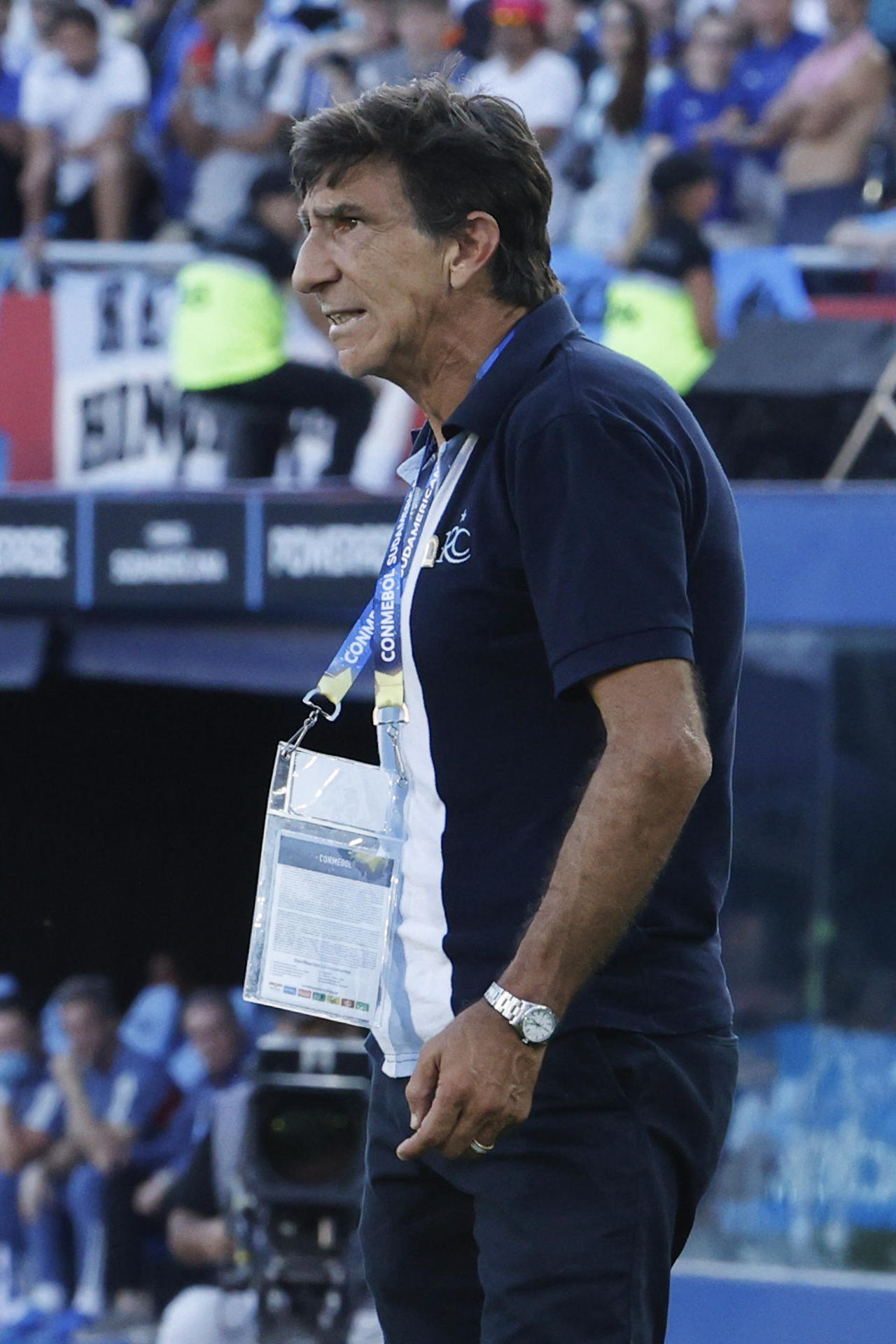 La tensión permanente del entrenador de Racing, Gustavo Costas, se evidenció este sábado, especialmente durante el segundo tiempo de la final de la Copa Sudamericana que ganaron a Cruzeiro por 3-1 en Asunción. EFE/ Mauricio Dueñas Castañeda 