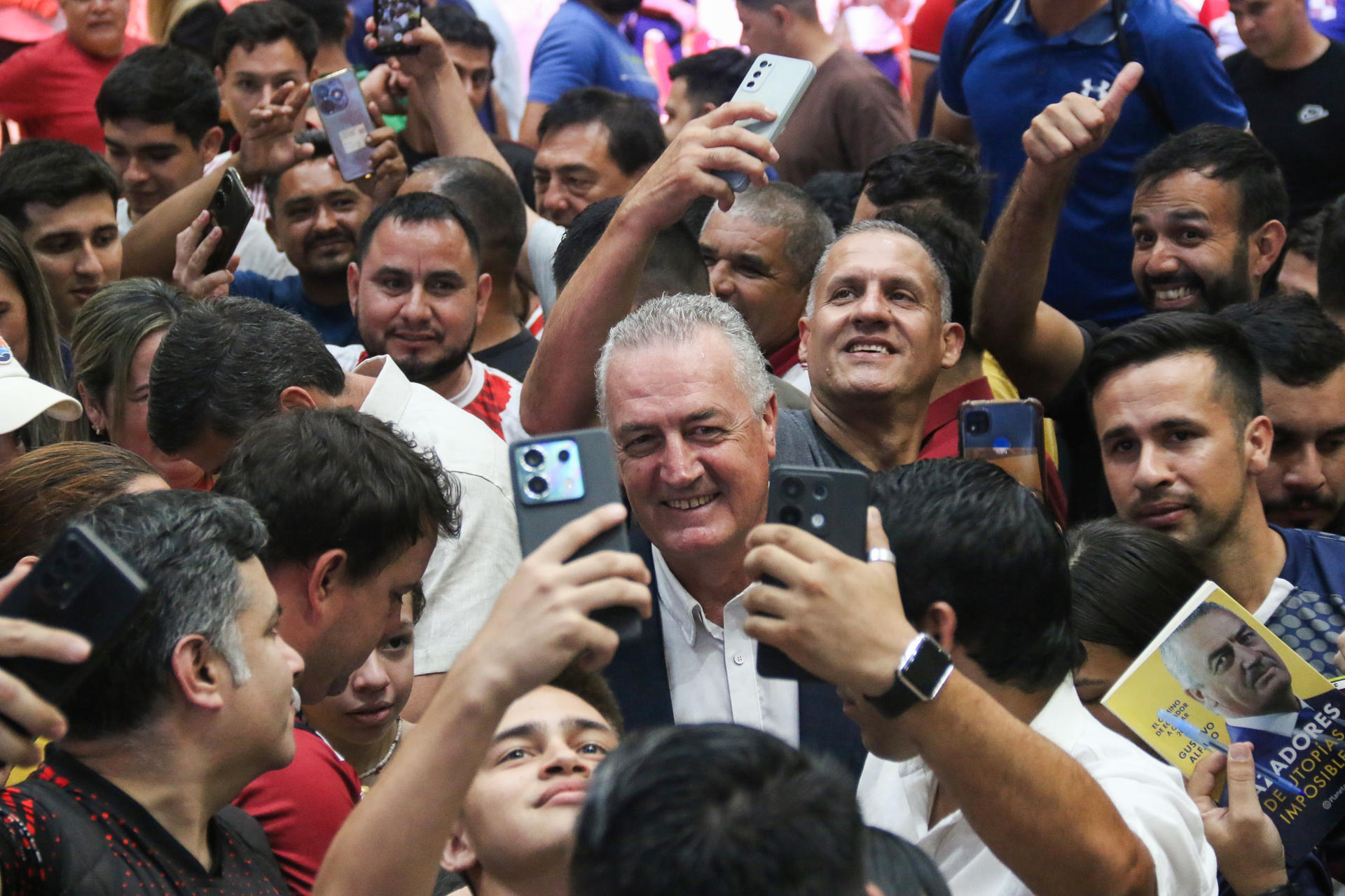 AME831. ASUNCIÓN (PARAGUAY), 25/11/2024.- El técnico de la selección de Paraguay, Gustavo Alfaro, se toma fotos con los asistentes a la conferencia "Liderazgo y desarrollo humano: el despertar de un gigante" este lunes, en Asunción (Paraguay). EFE/ Nina Osorio 