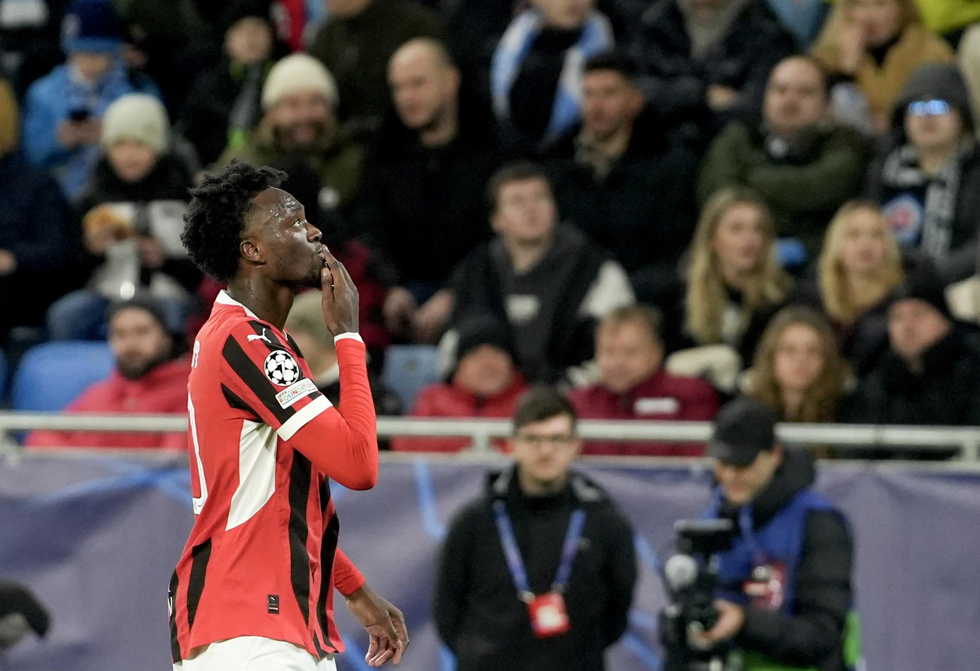 El jugador Tammy Abraham, del AC Milan, durante el partido de la UEFA Champions League que han jugado Slovan Bratislava y AC Milan en Bratislava, Eslovaquia. EFE/EPA/JAKUB GAVLAK 