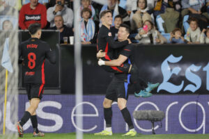 El delantero polaco del FC Barcelona, Robert Lewandowski (d), celebra con Gavi el segundo gol del equipo barcelonista durante el encuentro correspondiente a la jornada 14 de Laliga EA Sports que disputaron Celta y FC Barcelona en el estadio Balaidos de Vigo. EFE / Emilio Lavandeira.