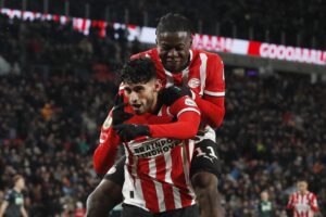 El jugador estadounidense Ricardo Pepi (I) y Johan Bakayoko, del PSV Eindhoven, celebra el 2-0 durante el partido de la Eredivisie que han jugado PSV Eindhoven y FC Groningen en el Phillips stadium en Eindhoven, Países Bajos. EFE/EPA/BART STOUTJESDIJK