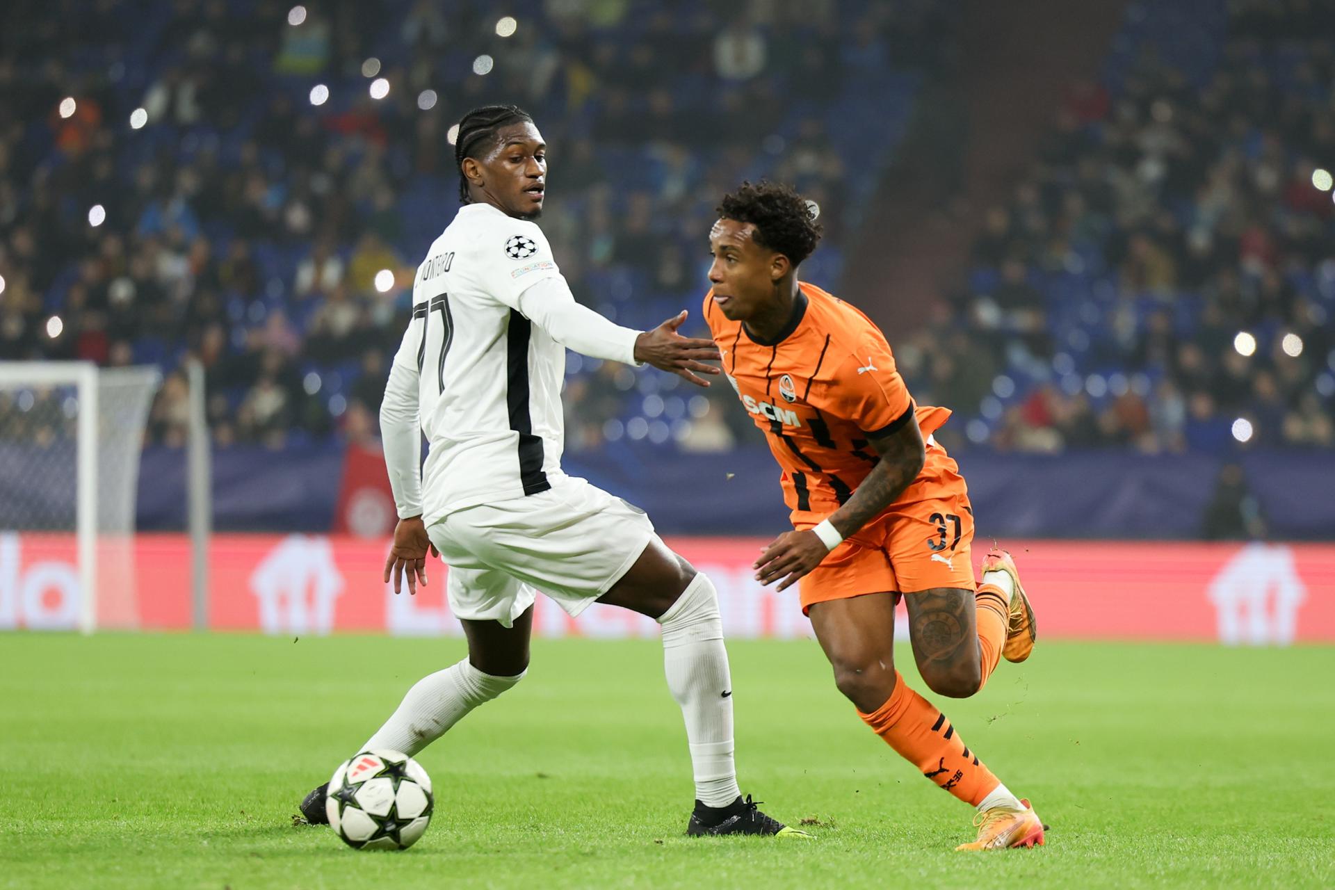 Kevin (d), jugador del Donetsk, en acción ante Joel Monteiro, del Young Boys, durante el partido de la UEFA Champions League que han jugado FC Shaktar Donetsk y BSC Young Boys, en Gelsenkirchen, Alemania. EFE/EPA/CHRISTOPHER NEUNDORF