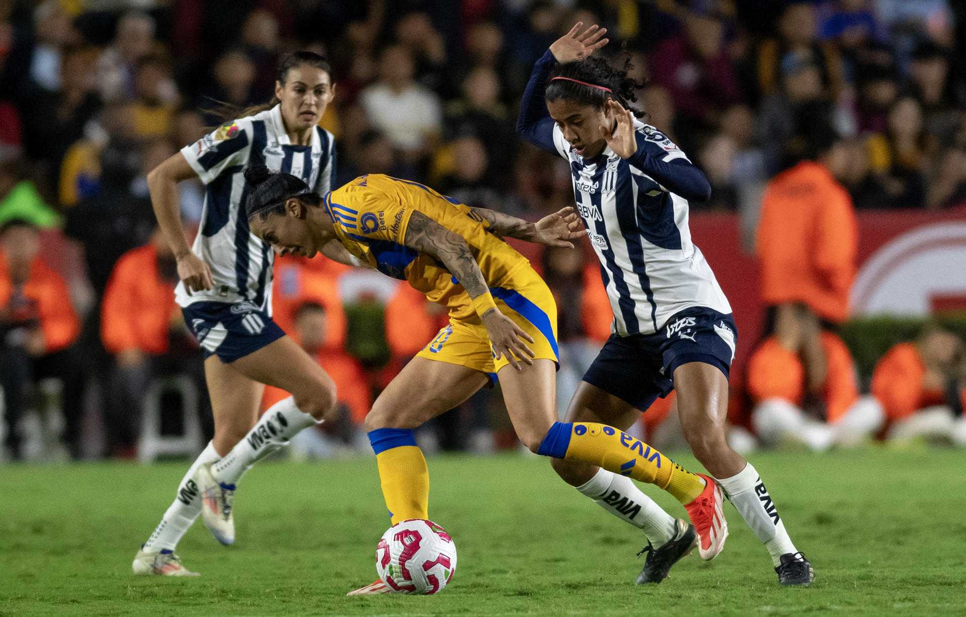 La española Jennifer Hermoso (i) de Tigres, controla con dificultad el balón durante un pasaje del partido de ida de la final del torneo femenino Apertura en México. EFE/ Miguel Sierra
