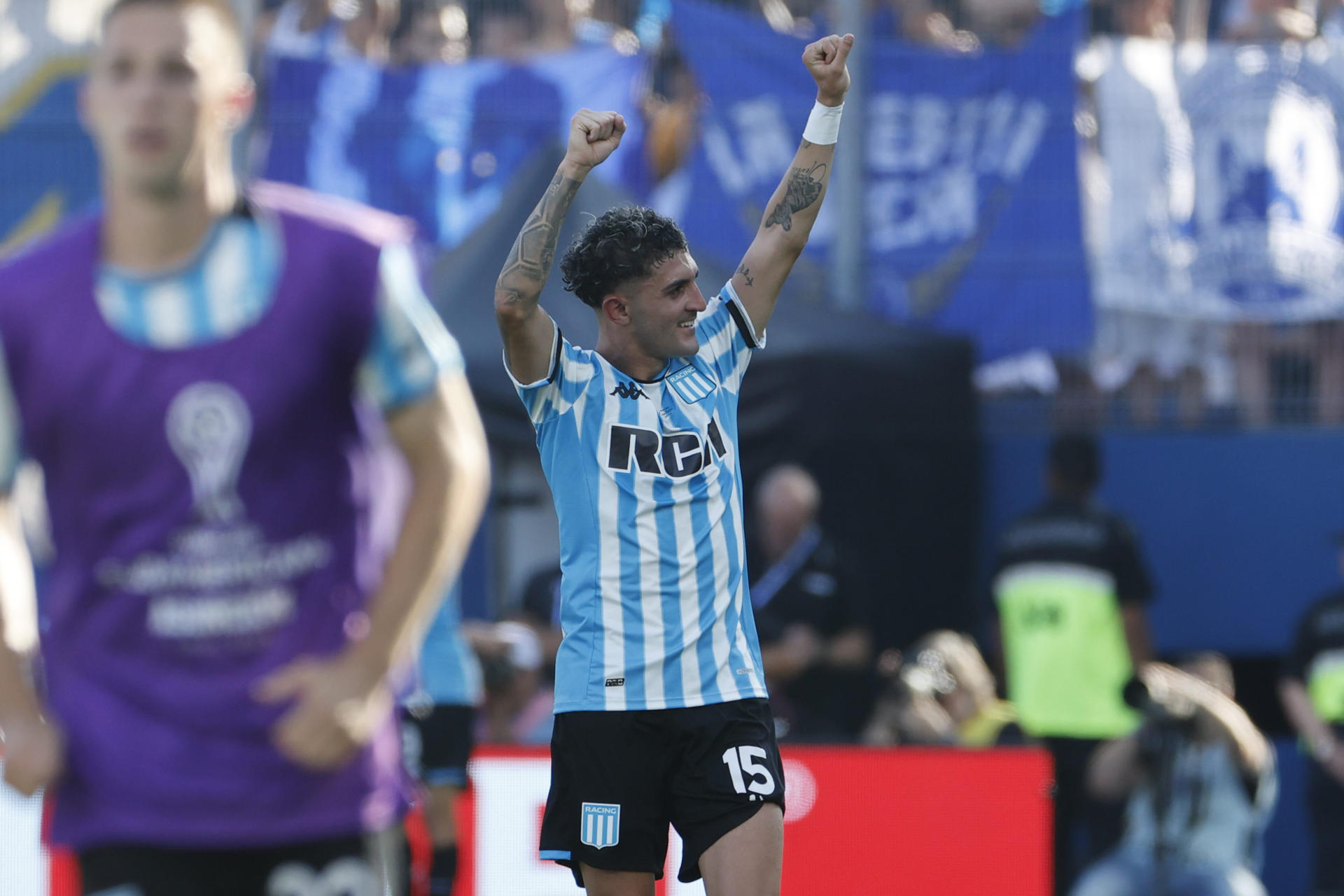 Con el gol del uruguayo Gastón Martirena al minuto 87 Racing remontó frente a Defensa y Justicia