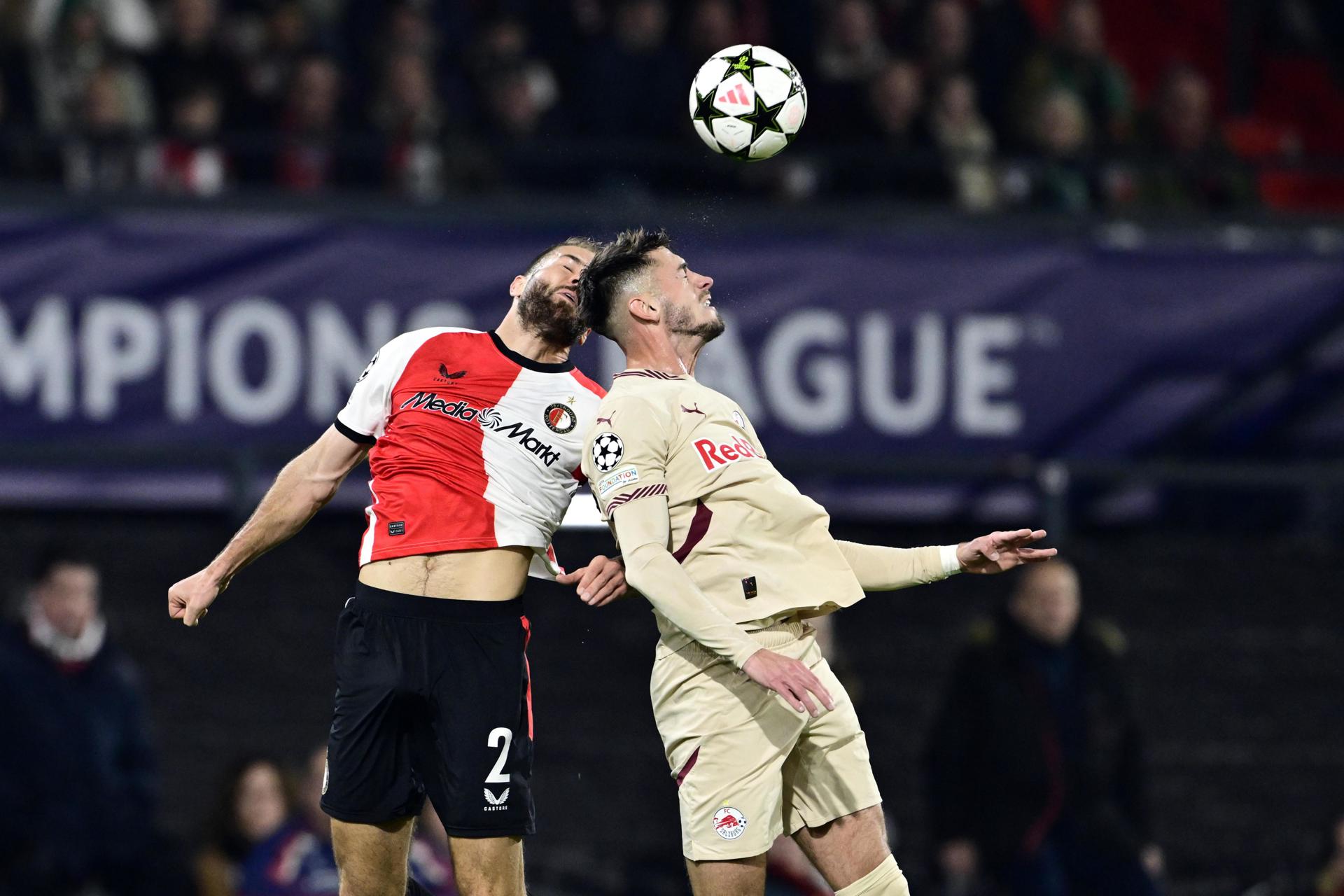 Bart Nieuwkoop, del Feyenoord (I), y Aleksa Terzic, del FC RB Salzburg, durante el partido de la UEFA Champions League que han jugado Feyenoord Rotterdam y FC RB Salzburg en Rotterdam, Países Bajos. EFE/EPA/OLAF KRAAK 