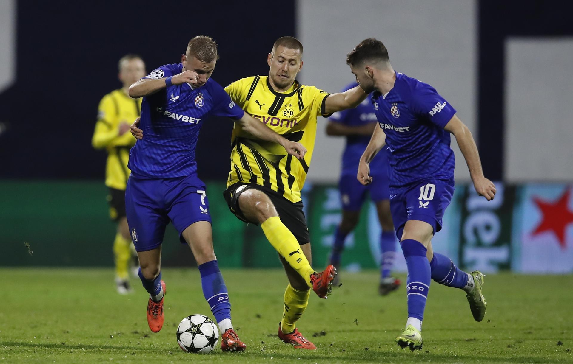 El jugador del Dortmund Pascal Gross (C) en acción ante Luka Stojkovic (L) y Martin Baturina (d), ambos del Dinamo, durante el partido de la UEFA Champions League que ha jugado Dinamo Zagreb y Borussia Dortmund en Zagreb, Croacia EFE/EPA/ANTONIO BAT 