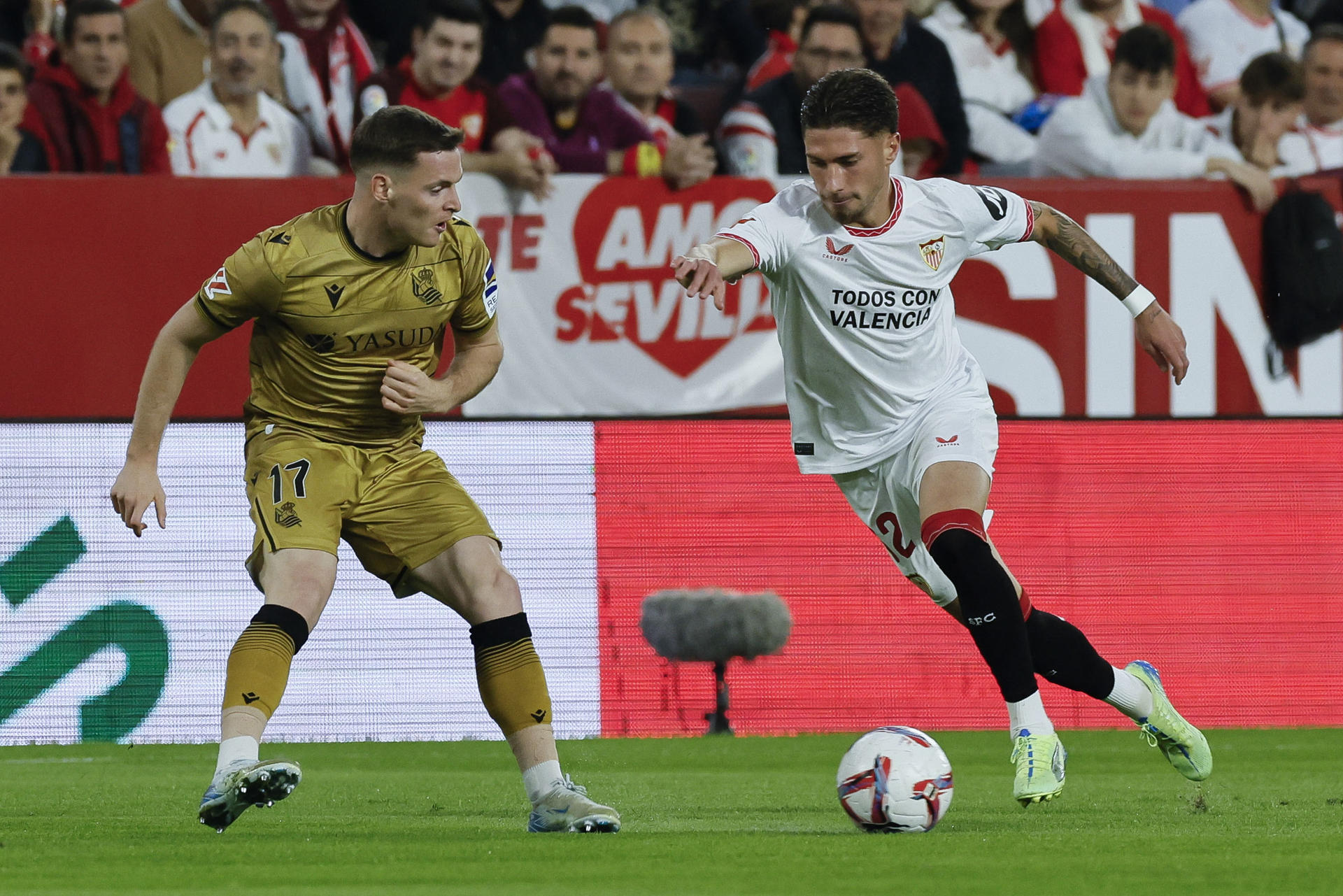 El defensa del Sevilla José Ángel Carmona (d) y el atacante del Real Sociedad Sergio Gómez, en acción durante el partido de LaLiga que enfrenta al Sevilla y la Real Sociedad en el estadio Sanchez Pizjuán de Sevilla este domingo. EFE/José Manuel Vidal 