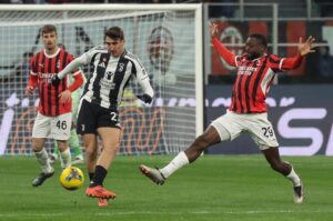 El jugador del Juventus FC Andrea Cambiaso, ante el medio del AC Milan Youssouf Fofana durante el partido de la Serie A que han jugado AC Milan y Juventus FC en el Giuseppe Meazza Stadium en Milan, Italia. EFE/EPA/ROBERTO BREGANI