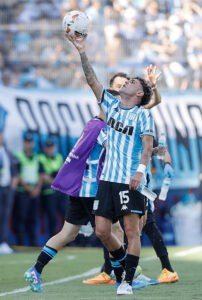 El uruguayo Gastón Martirena de Racing celebra su gol este sábado, en la final de la Copa Sudamericana frente a Cruzeiro en el estadio asunceno General Pablo Rojas. EFE/ Juan Pablo Pino