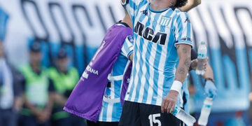 El uruguayo Gastón Martirena de Racing celebra su gol este sábado, en la final de la Copa Sudamericana frente a Cruzeiro en el estadio asunceno General Pablo Rojas. EFE/ Juan Pablo Pino