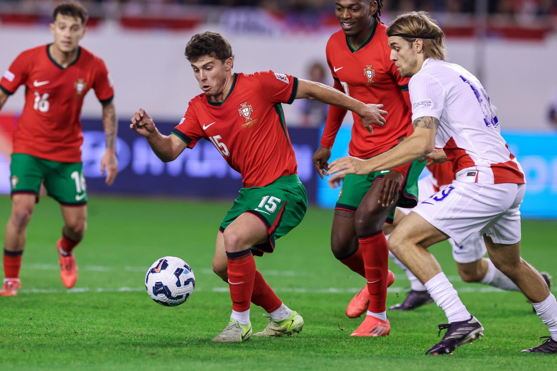 El croata Borna Sosain (d) y el portugués Joao Nevesdurante el partido de la UEFA Nations League soccer que han jugado en el Polyud Stadium, en Split, Croacia. EFE/EPA/PAULO NOVAIS