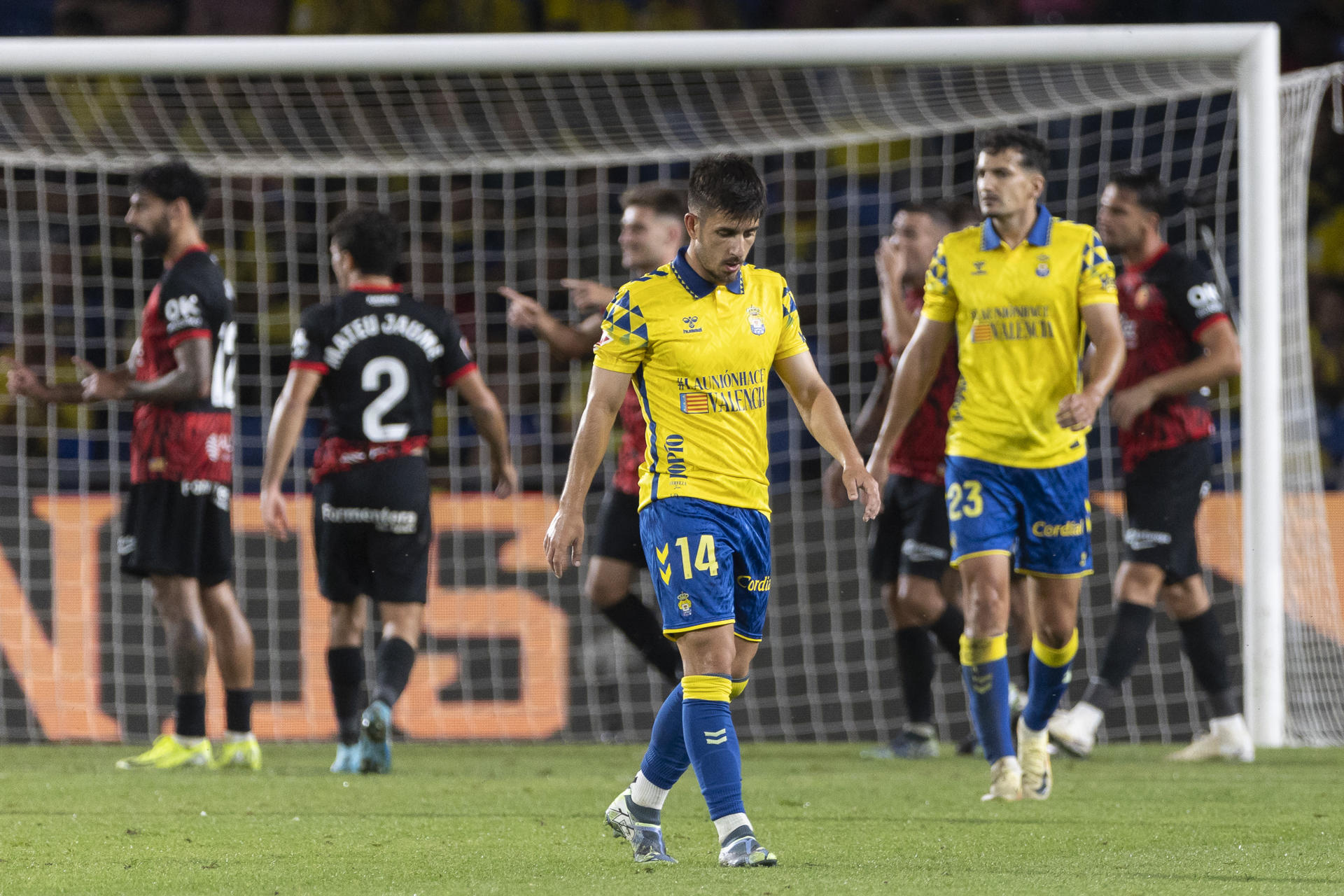 -El centrocampista de la UD Las Palmas, Manuel Fuster, tras marcar el segundo gol el Mallorca, durante el encuentro correspondiente a la jornada 14 de Laliga EA Sports que disputaron Las Palmas y Mallorca en el estadio de Gran Canaria. EFE/Quique Curbelo.
