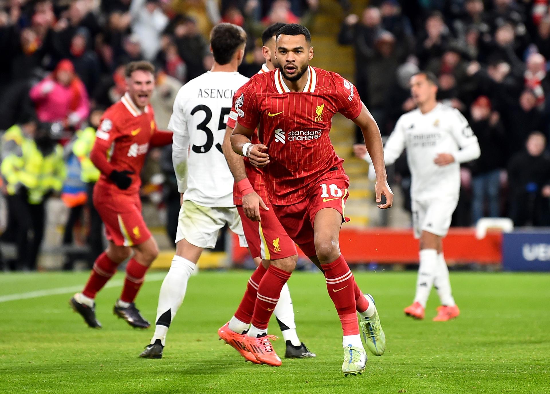 El jugador del Liverpool Cody Gakpo celebra su gol durante el partido de la quinta jornada de la UEFA Champions League entre Liverpool y Real Madrid en Liverpool, Reino Unido. EFE/EPA/PETER POWELL 