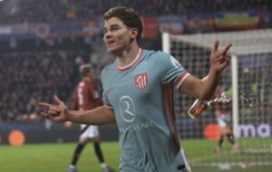 El jugador argentino del Atlético Madrid Julian Alvarez celebra el 3-0 durante el partido de la UEFA Champions League que ha  jugado Sprta de Praga y Atlético de Madrid en Praga, República Checa. EFE/EPA/MARTIN DIVISEK