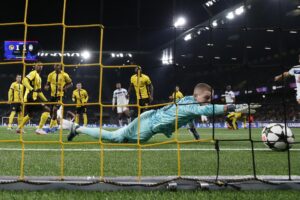 El portero David von Ballmoos (YB) falla y la pelota se cuela en su portería durante el partido de la quinta jornada de la UEFA Champions League que han jugado BSC Young Boys y el Atalanta Bergamo, en el Wankdorf stadium en Berna, Suiza. EFE/EPA/PETER KLAUNZER