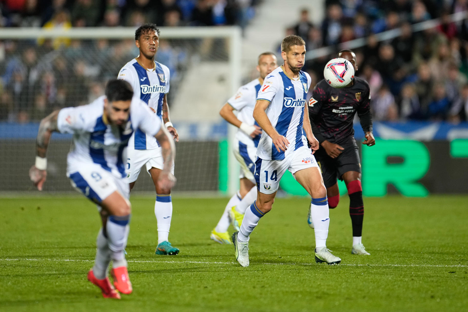 El centrocampista del Leganés Darko Brasanac juega un balón durante el partido de LaLiga que CD Leganés y Sevilla FC disputan este sábado en el estadio de Butarque. EFE/Borja Sánchez-Trillo 