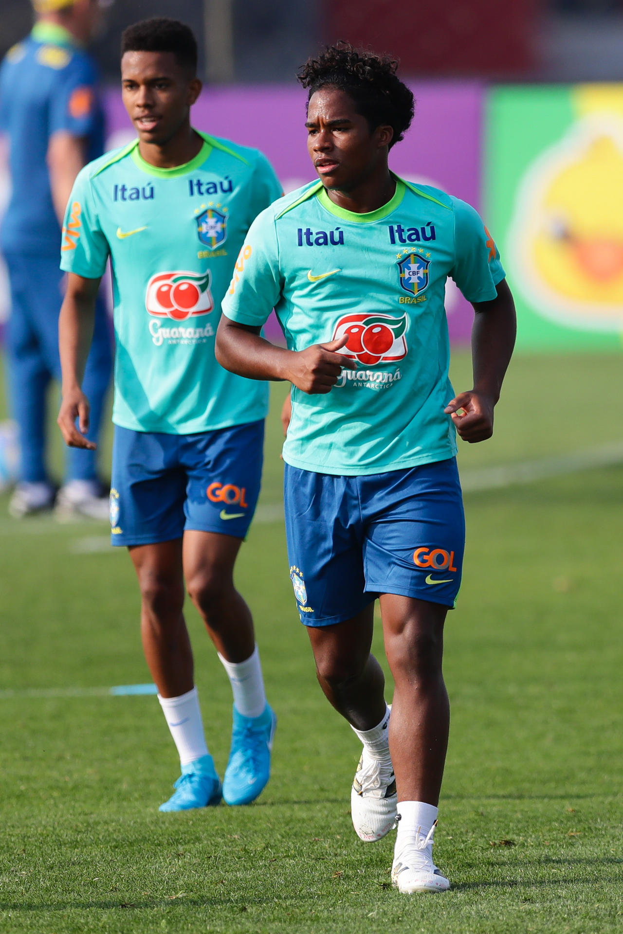 Fotografía de archivo de los jugadores brasileños Endrick (d) y Estevão (i). EFE/ André Coelho. 