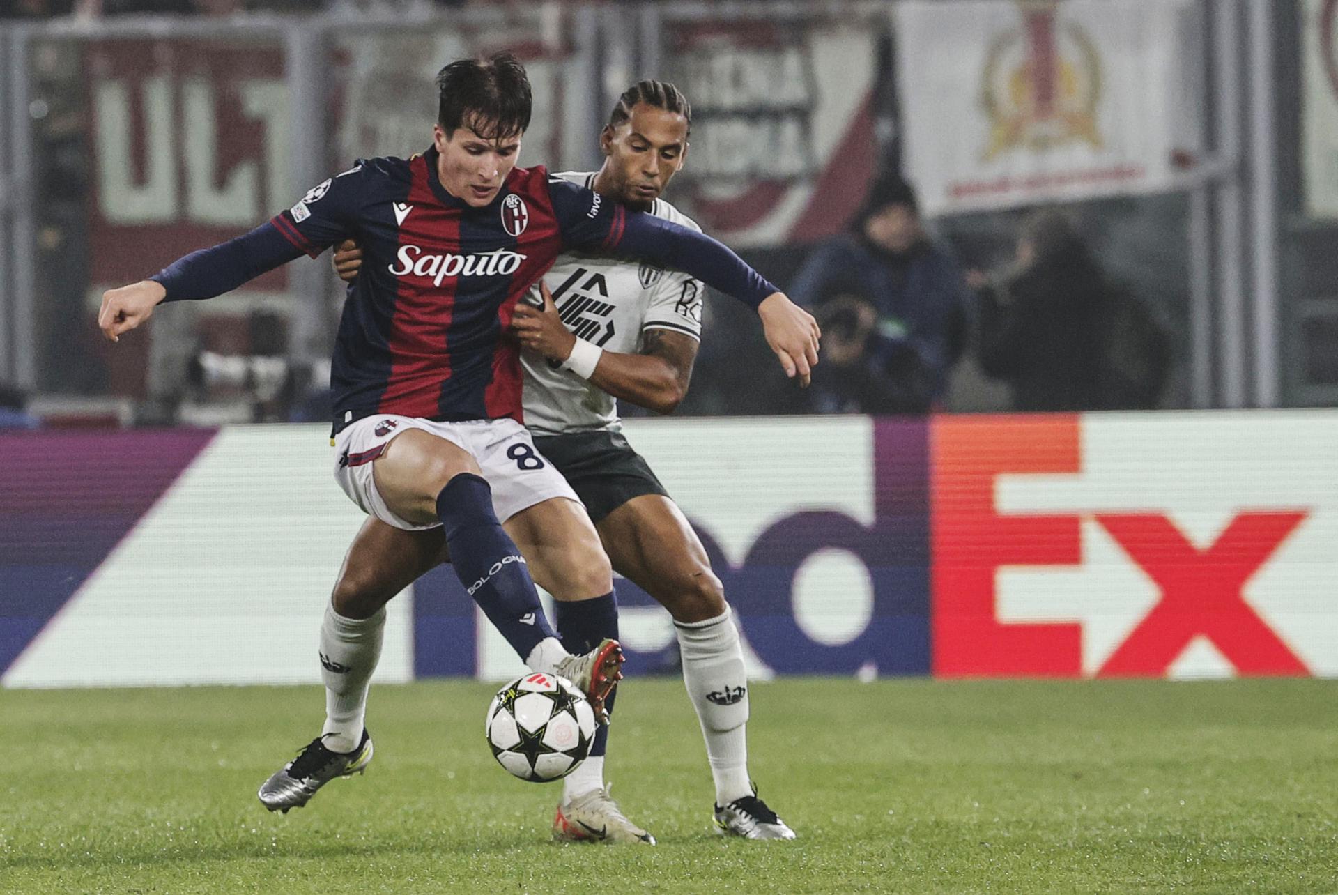 Giovanni Fabbian, del Bolinia, sufre la presión del jugador del Mónaco Thilo Kehrer durante el partido de la UEFA Champions League que han jugado Bologna FC y AS Monaco en el Renato Dall'Ara stadium de Bolonia, Italia. EFE/EPA/ELISABETTA BARACCHI 