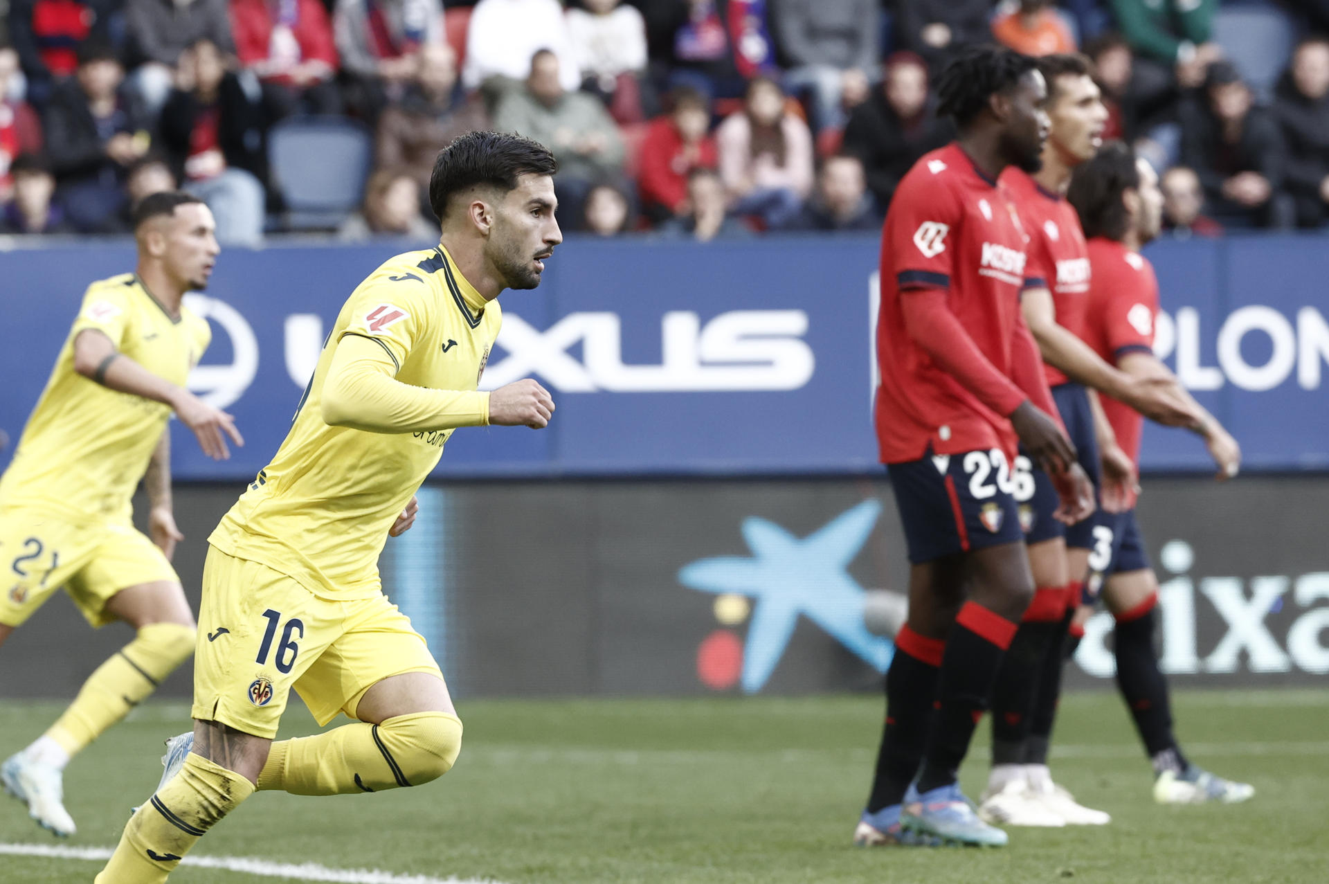 El centrocampista del Villarreal Alex Baena (2i), celebra su gol durante el partido de la jornada 14 de LaLiga disputado entre Osasuna y Villarreal este domingo en el estadio de El Sadar. EFE/Jesús Diges 