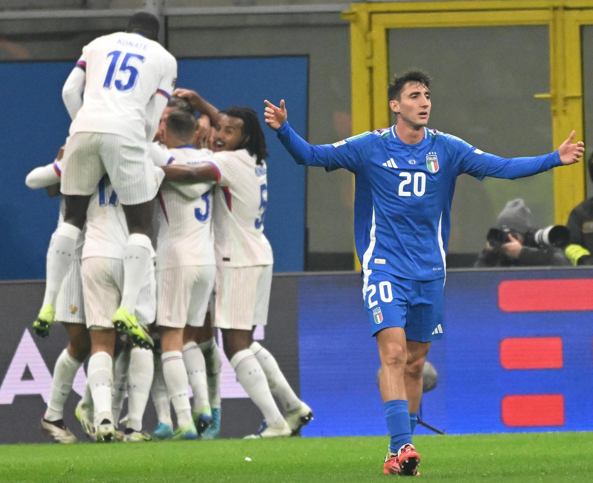 El jugador de Italia Andrea Cambiaso se lamenta tras encajar su selección el 1-3 en el partido de la UEFA Nations League que han jugado Italia y Francia en el Giuseppe Meazza stadium d Milan, Italia. EFE/EPA/DANIEL DAL ZENNARO
