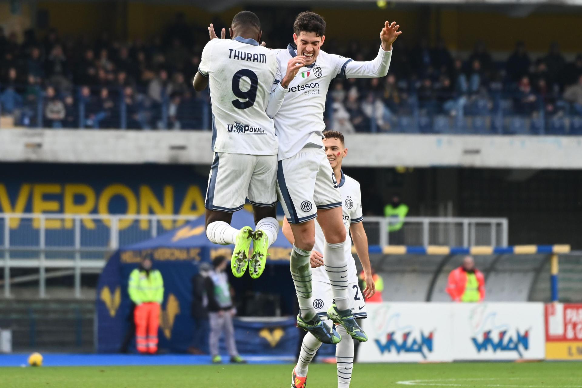 Los jugadores del Inter Marcus Thuram y Alessandro Bastoni celebran un gol durante el partido de la Serie A que han jugado Hellas Verona e Inter FC en el Marcantonio Bentegodi stadium de Verona, Italia. EFE/EPA/EMANUELE PENNACCHIO 