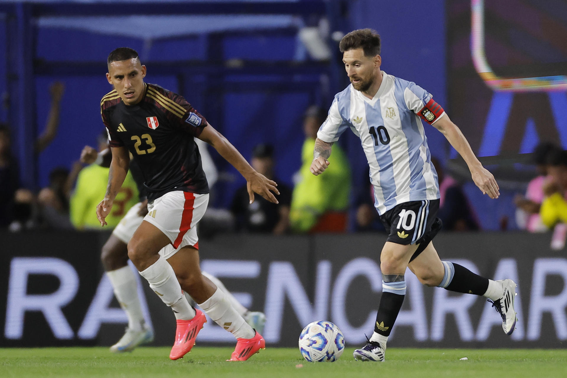 Lionel Messi (d) de Argentina disputa un balón con Álex Valera de Perú en un partido de las eliminatorias sudamericanas para el Mundial de 2026. EFE/ Juan Ignacio Roncoroni