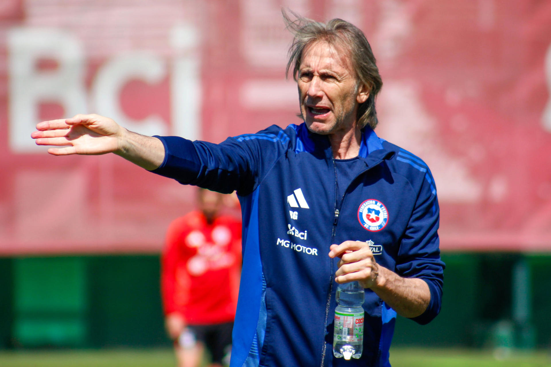 Fotografía cedida por la Federación de Fútbol de Chile (FFCh) de Ricardo Gareca, en el complejo deportivo Juan Pinto Durán, en Santiago (Chile). EFE/Federación de Fútbol de Chile 