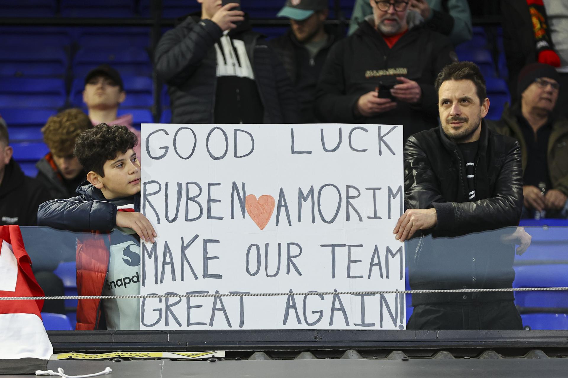 Aficionados del Manchester United desean que Rubén Amorim haga "grande de nuevo" al Manchester United. EFE/EPA/MICHAEL ZEMANEK. 