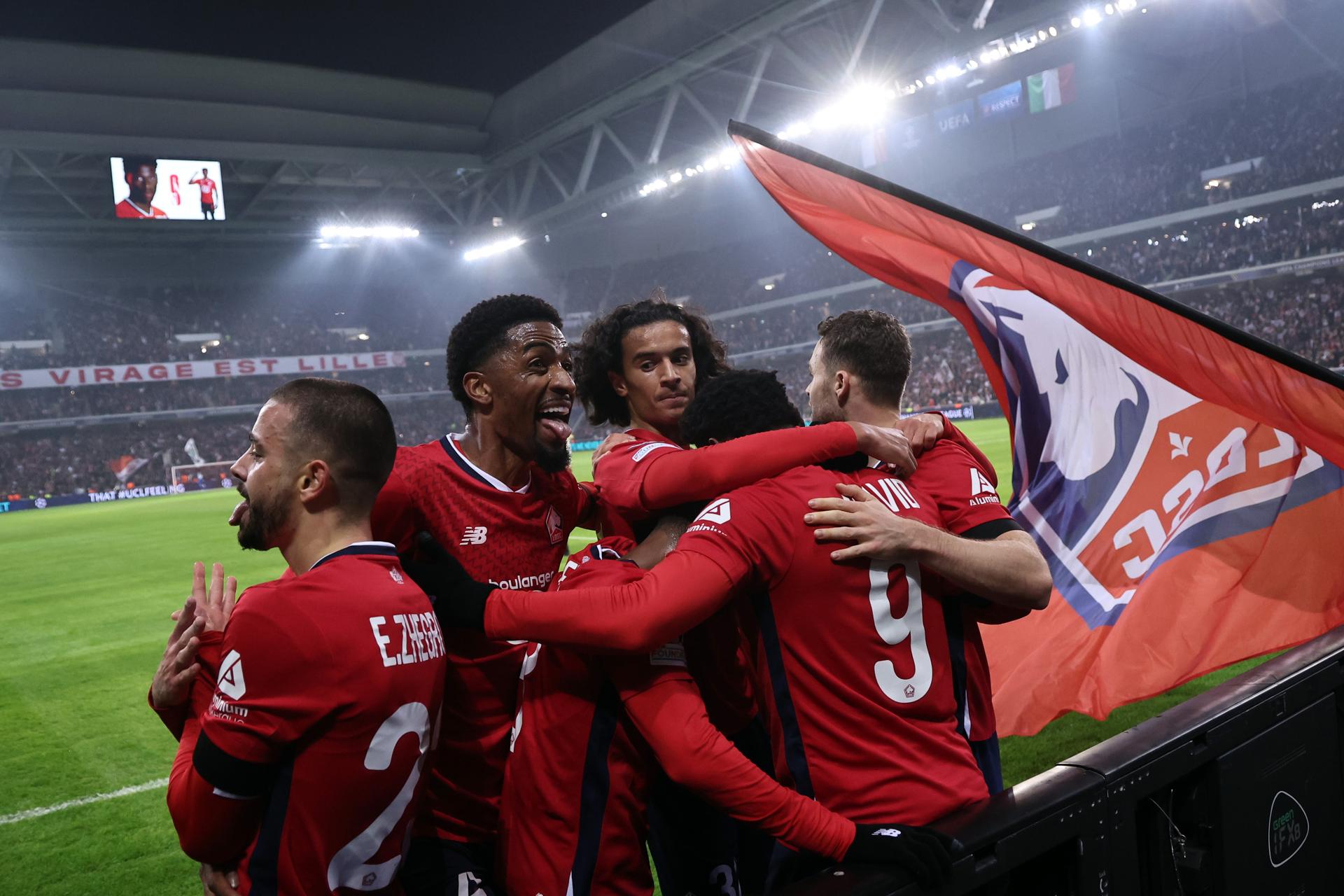 El delantero canadiense del Lille Jonathan David celebra con sus compañeros un gol durante el partido de la UEFA Champions League league que han jugado Lille OSC y Juventus FC, yn Lille, Francia. EFE/EPA/CHRISTOPHE PETIT TESSON 