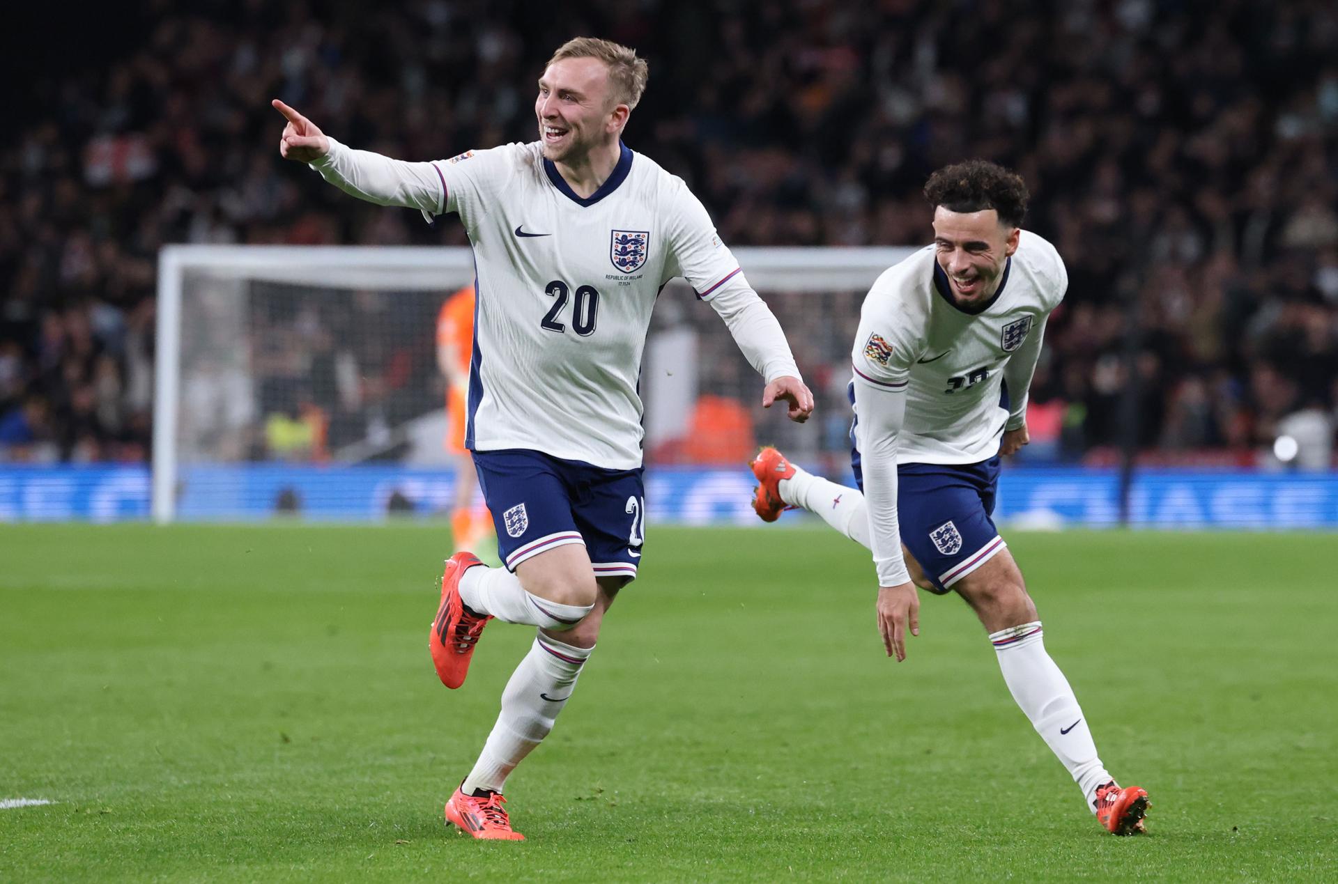 Los jugadores de Inglaterra Jarod Bowen (I) y Curtis Jones celebran el 4-0 durante el partido de la UEFA Nations League que han disputado Inglatera y República de Irlanda en Wembley, Londres, Reino Unido. EFE/EPA/NEIL HALL 