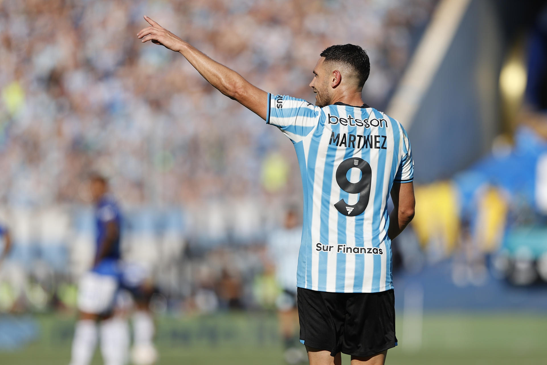 Adrián 'Maravilla' Martínez, se consagró con diez goles como el máximo anotador de la Copa Sudamericana que conquistó por primera vez su equipo, Racing Club. en el estadio asunceno General Pablo Rojas. EFE/ Juan Pablo Pino 