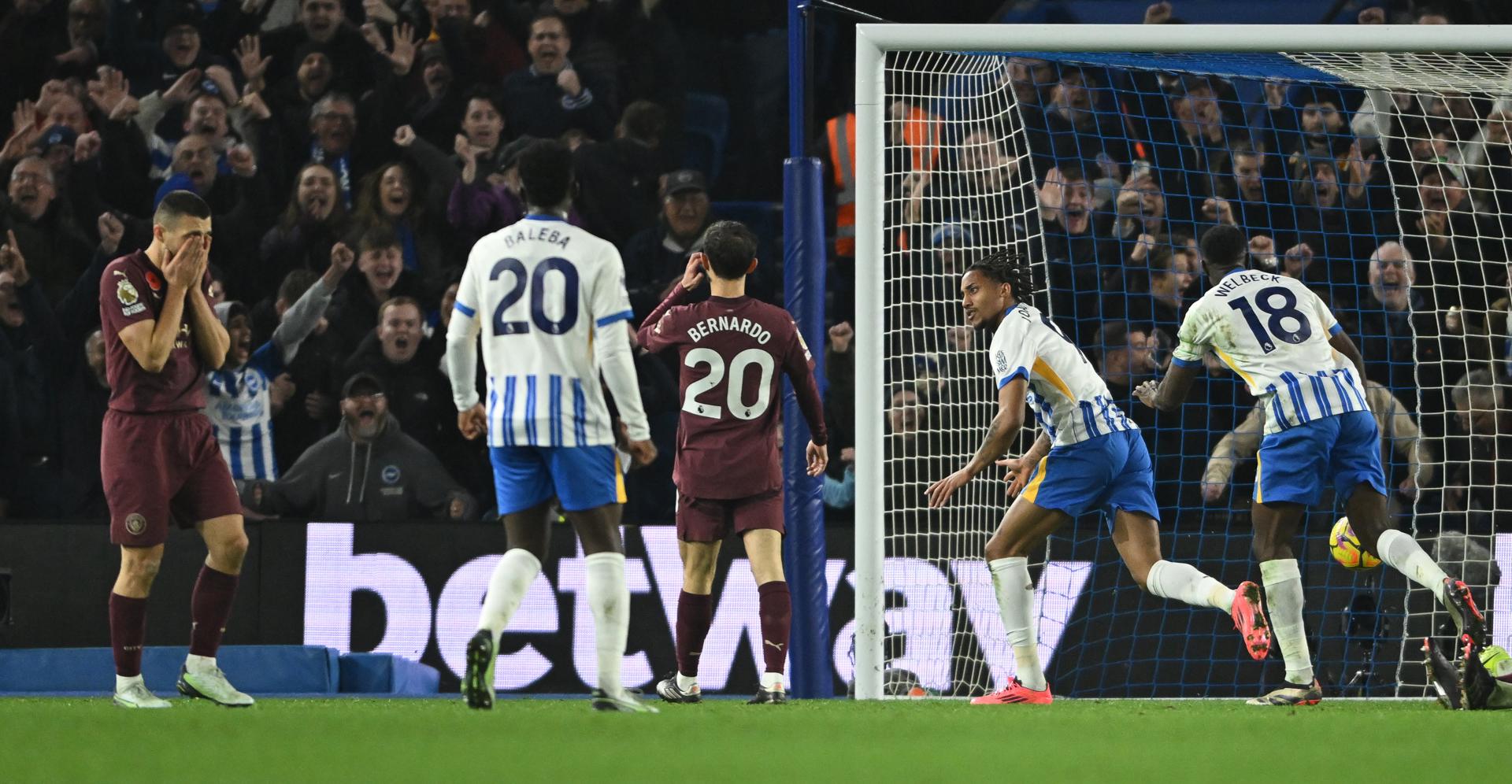 El jugador del Brighton y Hove Albion Joao Pedro (2-d) celebra el 1-1 durante el partido de la Premier League que han jugado Brighton & Hove Albion y Manchester City, en Brighton, Reino Unido. EFE/EPA/DANIEL HAMBURY 