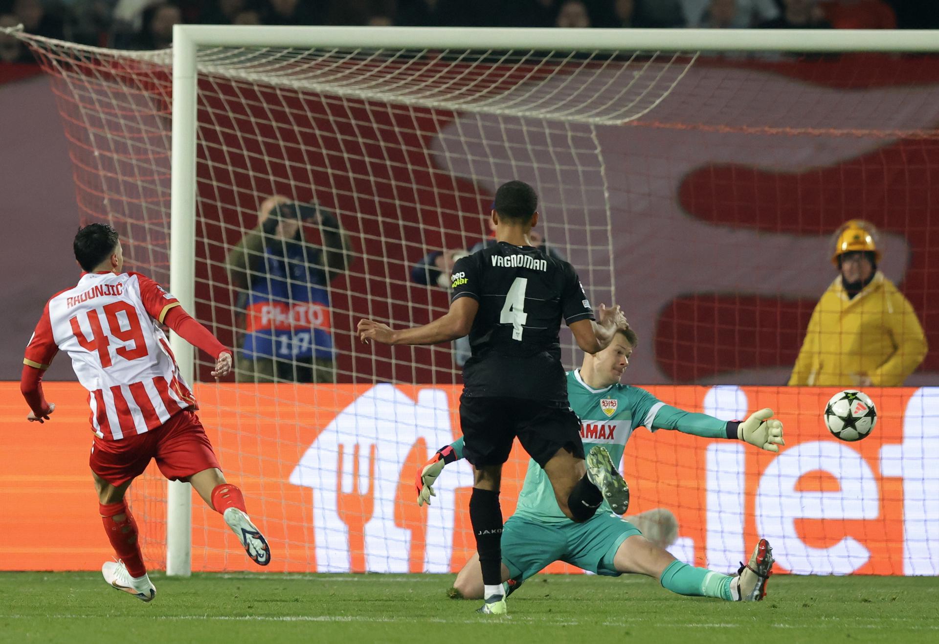 El jugador del Estrejja Roja Nemanja Radonjic (I) marca el 4-1 ante el portero del Stuttgart Alexander Nubel (d) durante el partido de la UEFA Champions League que han jugado Estrella Roja y VFB Stuttgart en Belgrado, Serbia. EFE/EPA/ANDREJ CUKIC 