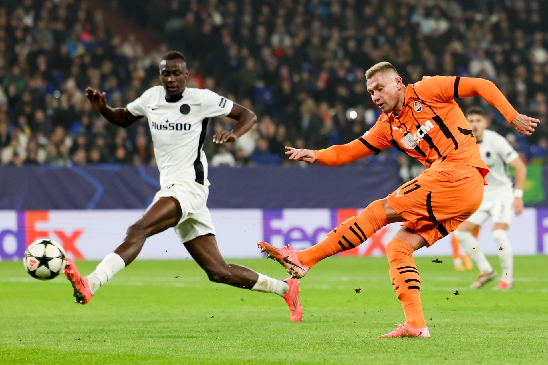 El jugador Oleksandr Zubkov (d), del Donetsk, en acción durante el partido de la UEFA Champions League que han jugado FC Shaktar Donetsk y BSC Young Boys, en Gelsenkirchen, Alemania. EFE/EPA/CHRISTOPHER NEUNDORF