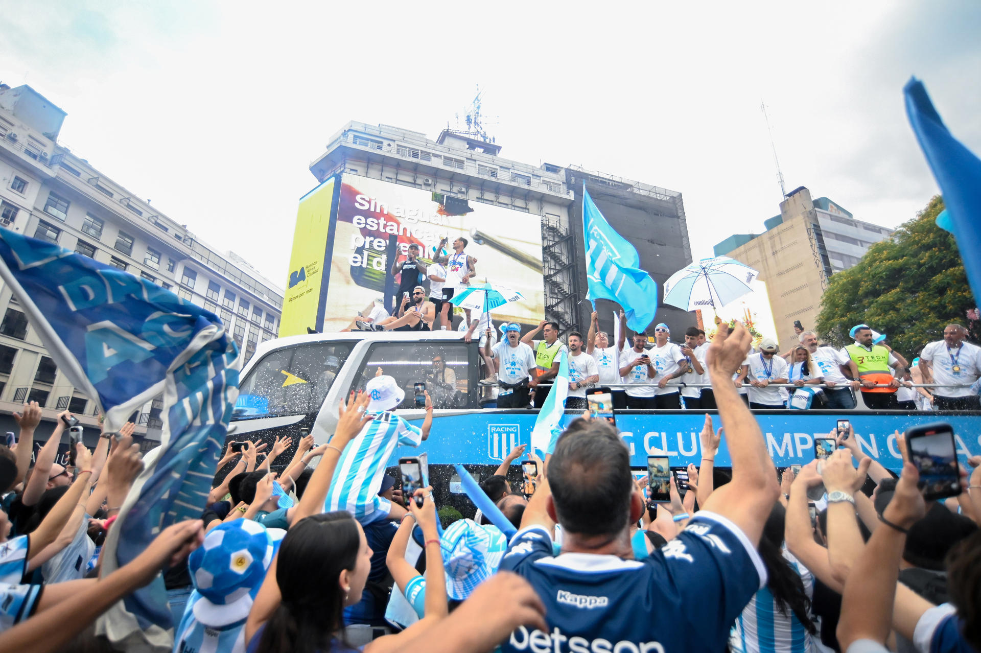 Jugadores e integrantes del plantel de Racing festejan el título con los aficionados en Buenos Aires (Argentina). EFE/STR 